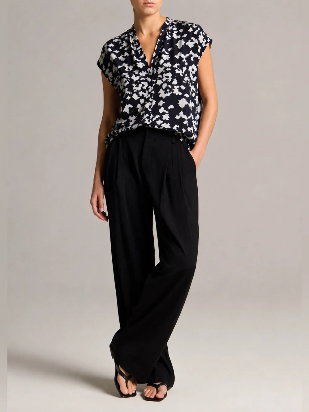 Vince 100% Silk Sleeveless Top Abstract Print Women Size M - Picture 3 of 12